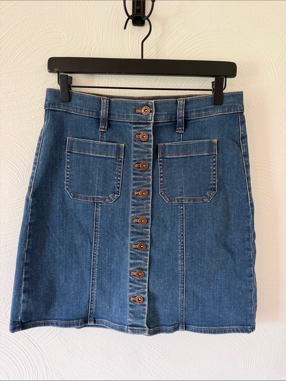 J. Crew Stretch Button-Front Denim Mini Skirt in Medium Blue. Size 2.
